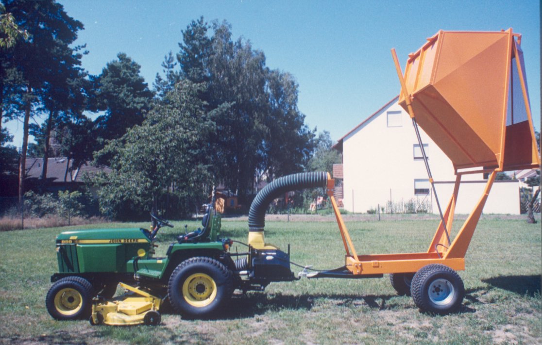 Nicht nur Mähen und Aufnehmen in einem Arbeitsgang sondern auch die Möglichkeit hoch zu entleeren wurde mit viel Pioniergeist umgesetzt. Nicht nur Mähen und Aufnehmen in einem Arbeitsgang sondern auch die Möglichkeit hoch zu entleeren wurde mit viel Pioniergeist umgesetzt.