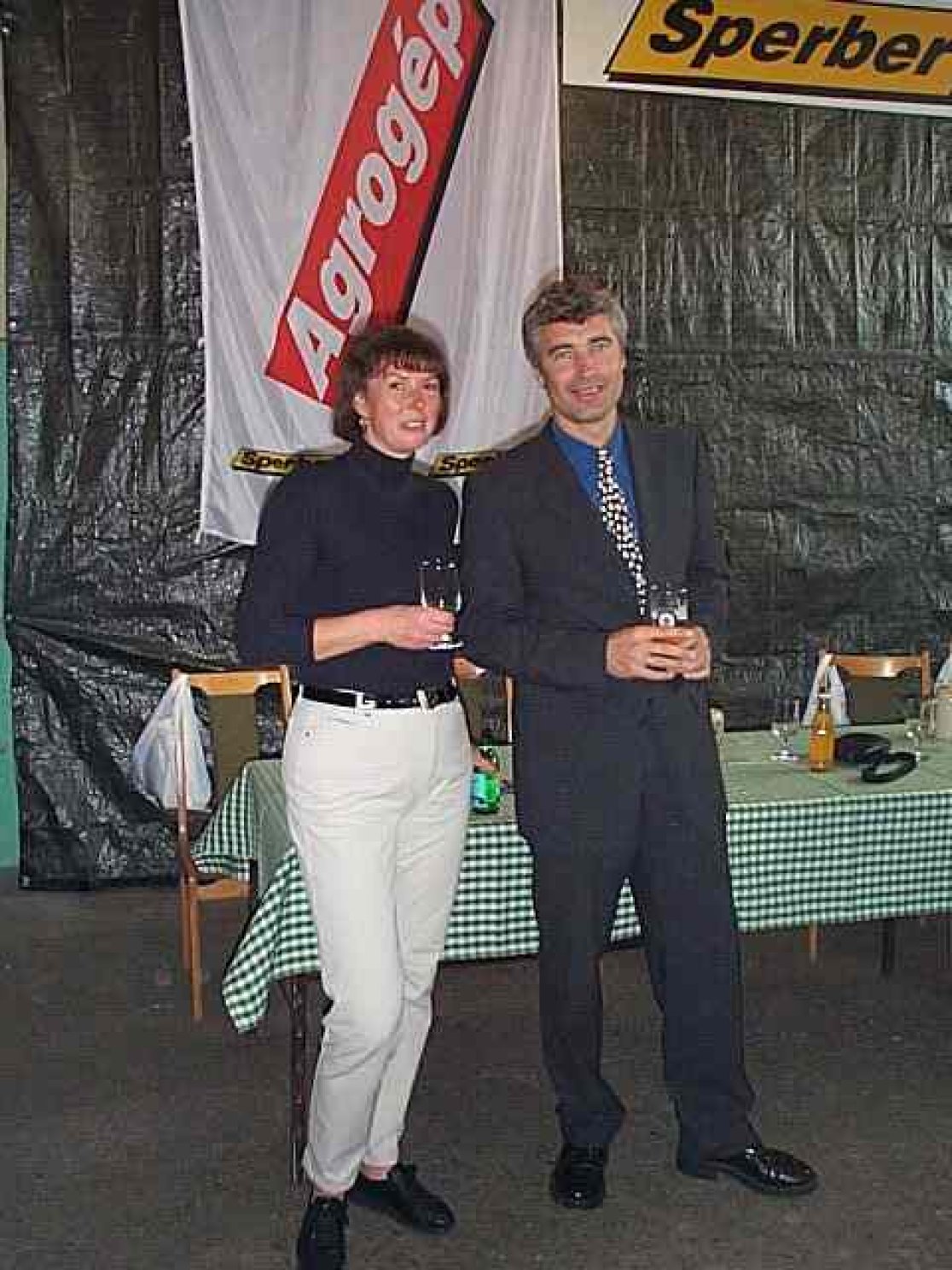 Geschäftsführer und Verkaufsleitung aus Deutschland feiern mit. Geschäftsführer und Verkaufsleitung aus Deutschland feiern mit.