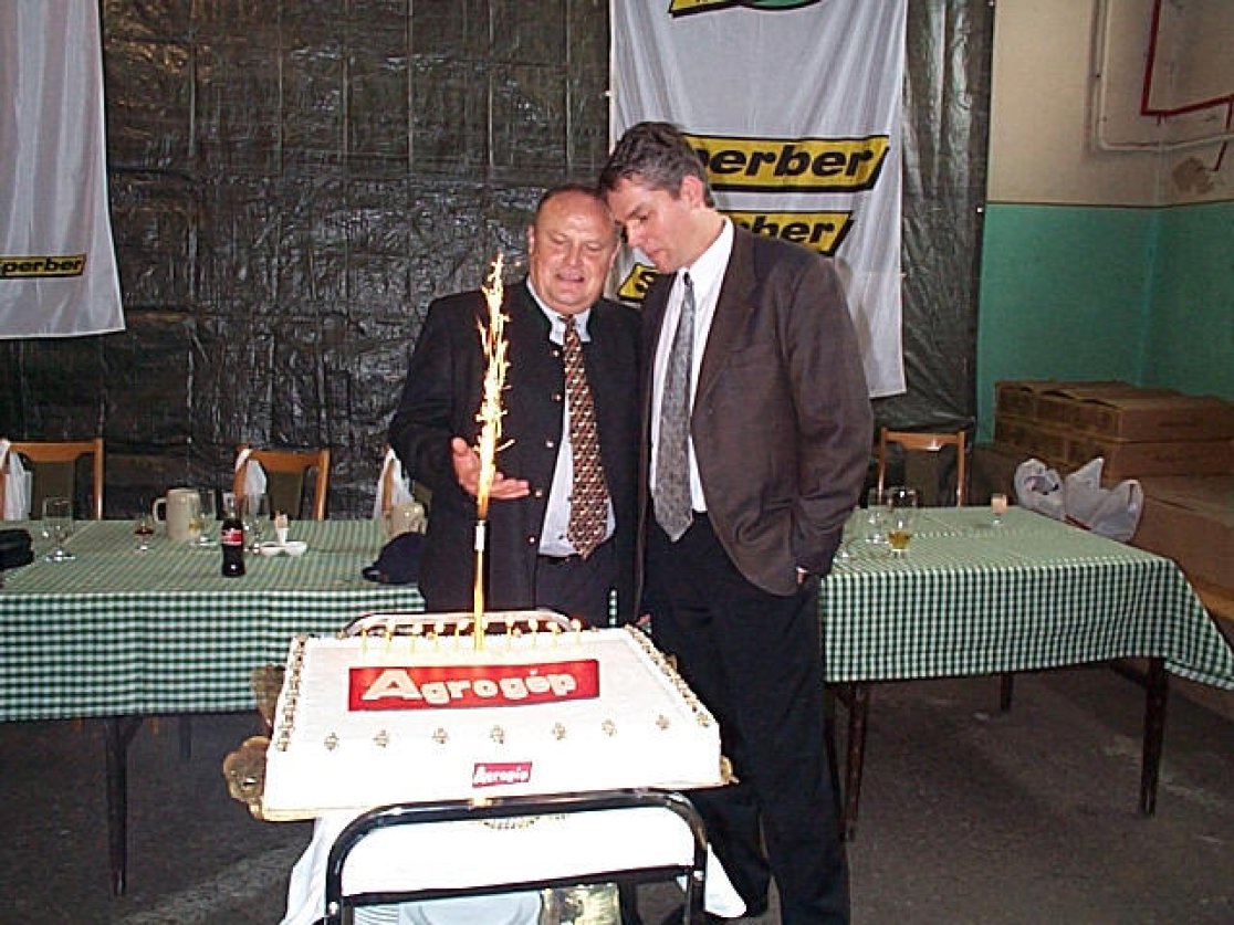 Der Inhaber mit seinem Geschäftsführer feiern die Zusammenarbeit. Der Inhaber mit seinem Geschäftsführer feiern die Zusammenarbeit.