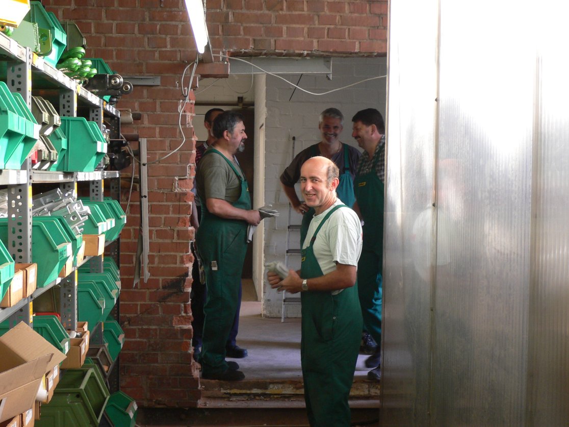 Die Mitarbeiter helfen tatkräftig mit. Die Mitarbeiter helfen tatkräftig mit.