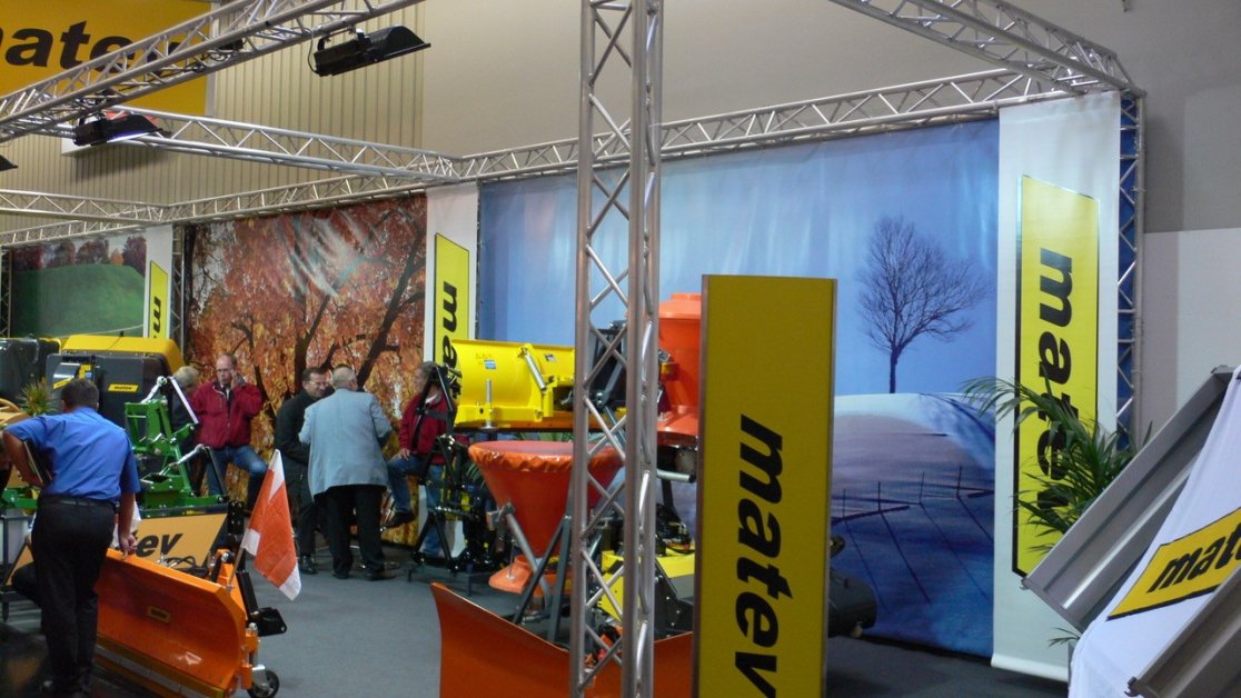 Dem neu gewonnenen Selbstbewusstsein wird durch einen neuen und größeren Messestand Ausdruck verliehen. Dem neu gewonnenen Selbstbewusstsein wird durch einen neuen und größeren Messestand Ausdruck verliehen.