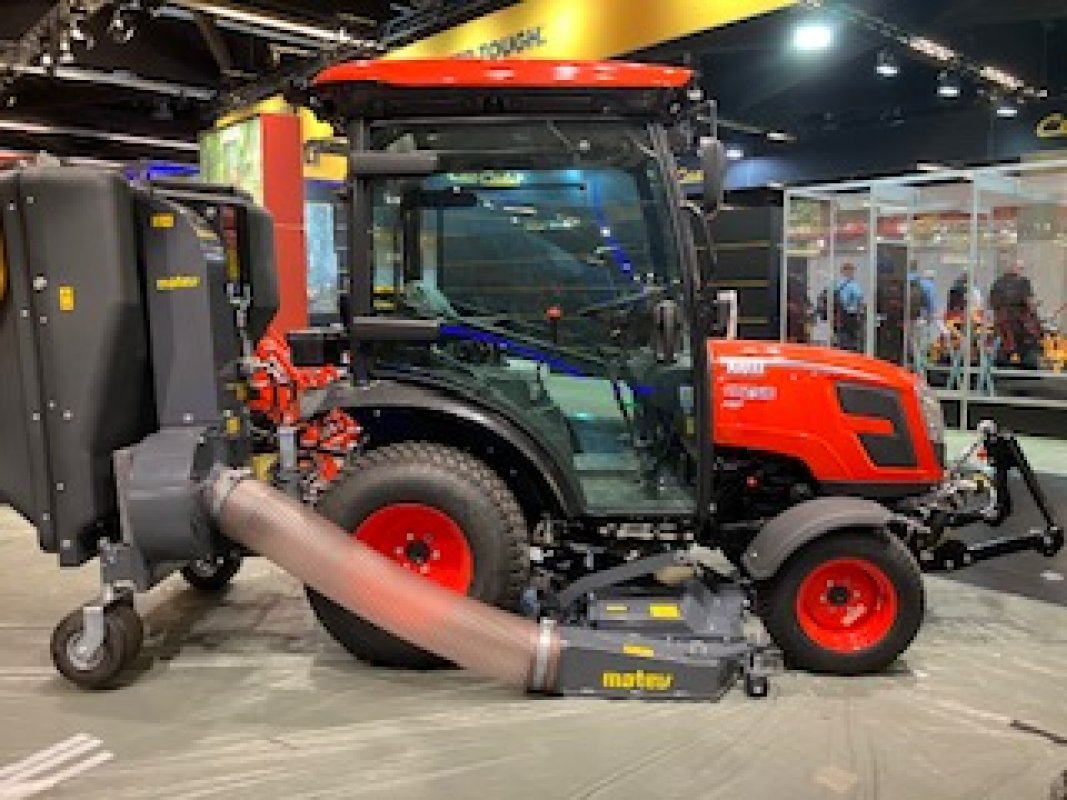 Unser Zwischenachsmähwerk MOW-MM 152 mit Materialaufnahmegerät bei Kioti Unser Zwischenachsmähwerk MOW-MM 152 mit Materialaufnahmegerät bei Kioti