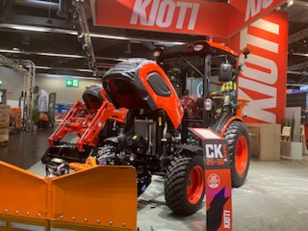 Unser V-Pflug Schneeräumschild am Kioti Unser V-Pflug Schneeräumschild am Kioti