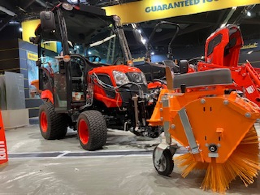 Unsere Frontkehrmaschine bei Kioti Unsere Frontkehrmaschine bei Kioti