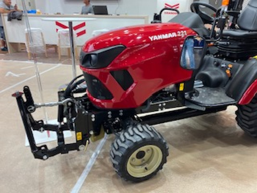 Der Frontkraftheber für den SA 221 am Stand von Yanmar Der Frontkraftheber für den SA 221 am Stand von Yanmar